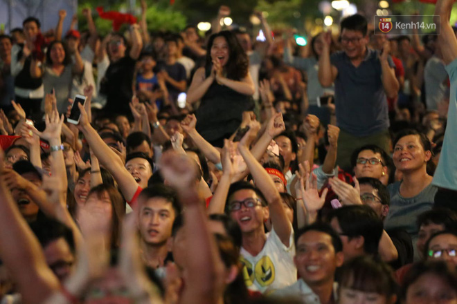 Hàng triệu CĐV đổ ra đường ăn mừng chiến thắng của đội tuyển Việt Nam trước Philippines trong trận bán kết lượt đi-6