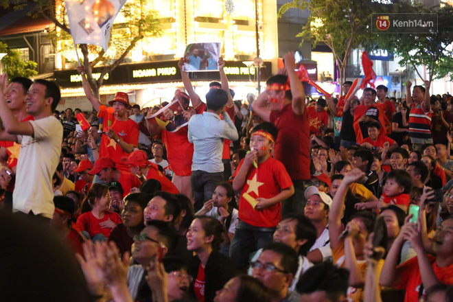 Hàng triệu CĐV đổ ra đường ăn mừng chiến thắng của đội tuyển Việt Nam trước Philippines trong trận bán kết lượt đi-8