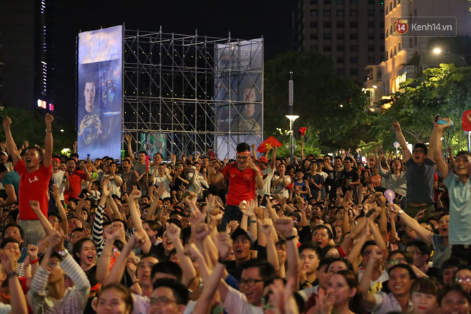 Hàng triệu CĐV đổ ra đường ăn mừng chiến thắng của đội tuyển Việt Nam trước Philippines trong trận bán kết lượt đi-9