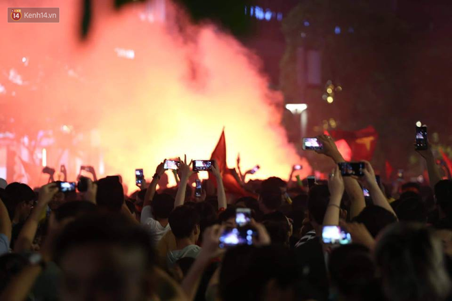 Hàng triệu CĐV đổ ra đường ăn mừng chiến thắng của đội tuyển Việt Nam trước Philippines trong trận bán kết lượt đi-1