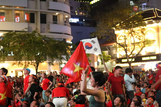 Hàng triệu CĐV đổ ra đường ăn mừng chiến thắng của đội tuyển Việt Nam trước Philippines trong trận bán kết lượt đi-2