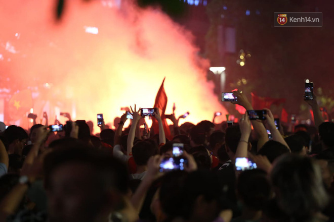 Hàng triệu CĐV đổ ra đường ăn mừng chiến thắng của đội tuyển Việt Nam trước Philippines trong trận bán kết lượt đi-3