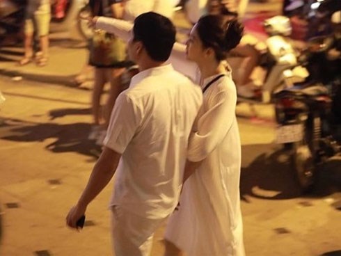 Á hậu Thanh Tú và đại gia hơn 16 tuổi tình tứ tại phố đi bộ sau tiệc cưới