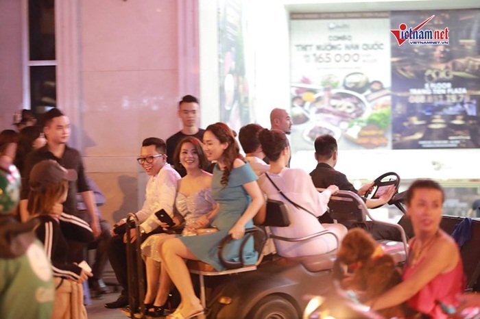 Á hậu Thanh Tú và đại gia hơn 16 tuổi tình tứ tại phố đi bộ sau tiệc cưới-2