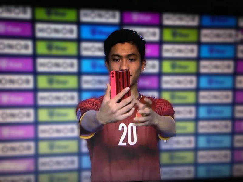 Những gạch đầu dòng siêu đáng yêu về Phan Văn Đức: Thánh ngơ, nghiện vuốt tóc, selfie 1001 kiểu như 1-21