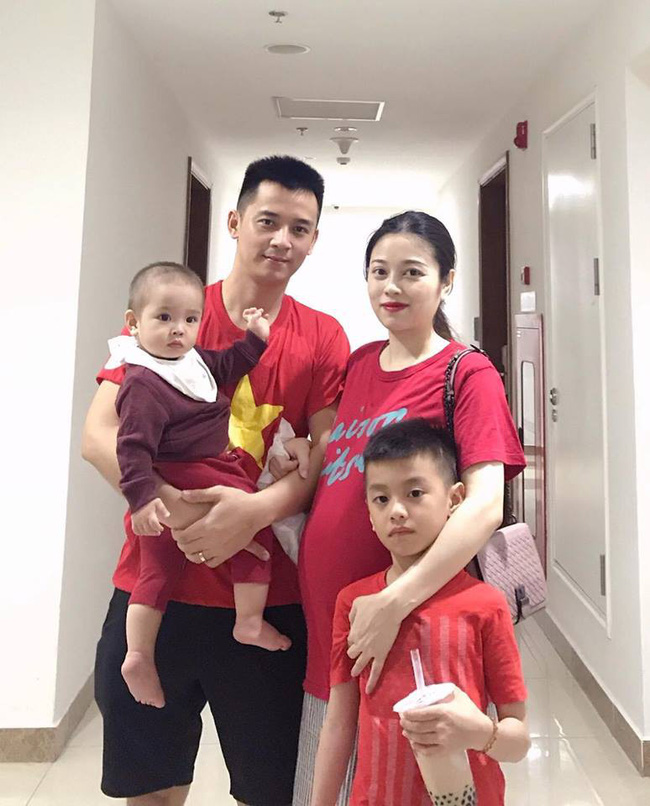 Máu như bà bầu Hằng Túi: Bụng tụt sắp đẻ vẫn ra đường đi bão ăn mừng tuyển Việt Nam chiến thắng-1