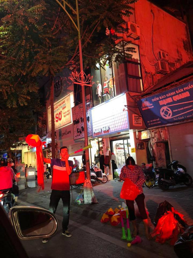 Máu như bà bầu Hằng Túi: Bụng tụt sắp đẻ vẫn ra đường đi bão ăn mừng tuyển Việt Nam chiến thắng-2