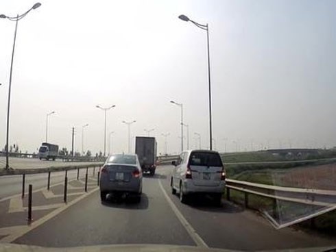 Hoảng hồn ô tô 7 chỗ chạy lùi trên cao tốc Hà Nội - Thái Nguyên