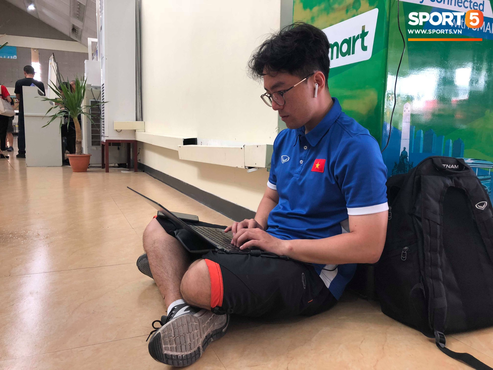 Không ngủ quên sau trận thắng Philippines, trợ lý Hàn Quốc điển trai của tuyển Việt Nam ngồi bệt ngay tại sân bay phân tích đối thủ-1