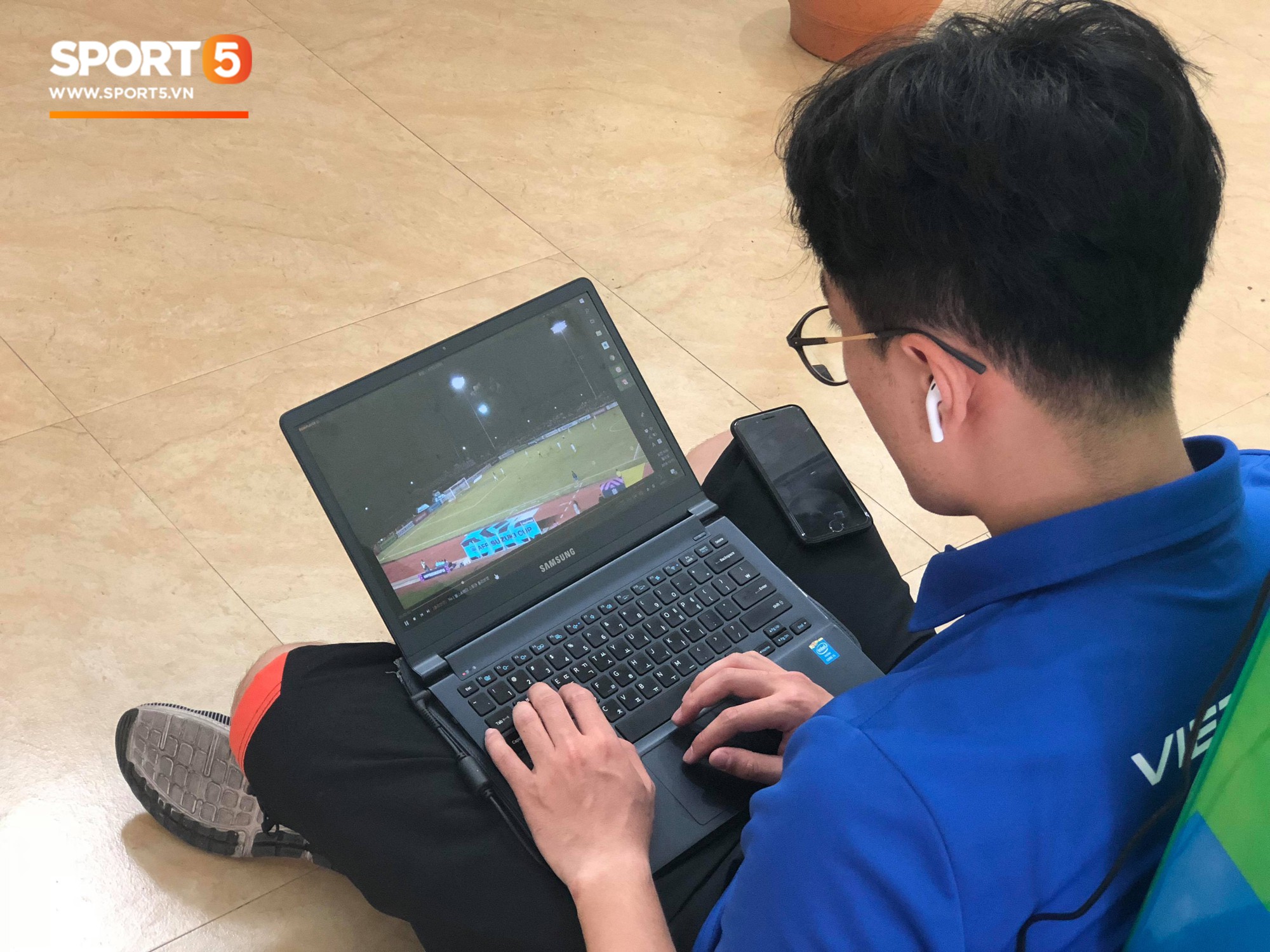 Không ngủ quên sau trận thắng Philippines, trợ lý Hàn Quốc điển trai của tuyển Việt Nam ngồi bệt ngay tại sân bay phân tích đối thủ-3