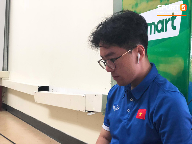 Không ngủ quên sau trận thắng Philippines, trợ lý Hàn Quốc điển trai của tuyển Việt Nam ngồi bệt ngay tại sân bay phân tích đối thủ-5