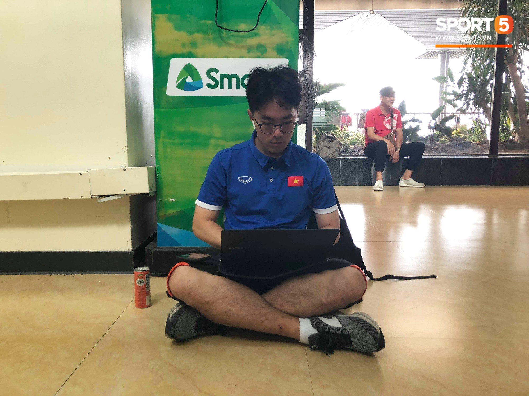 Không ngủ quên sau trận thắng Philippines, trợ lý Hàn Quốc điển trai của tuyển Việt Nam ngồi bệt ngay tại sân bay phân tích đối thủ-2