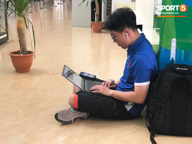 Không ngủ quên sau trận thắng Philippines, trợ lý Hàn Quốc điển trai của tuyển Việt Nam ngồi bệt ngay tại sân bay phân tích đối thủ-4