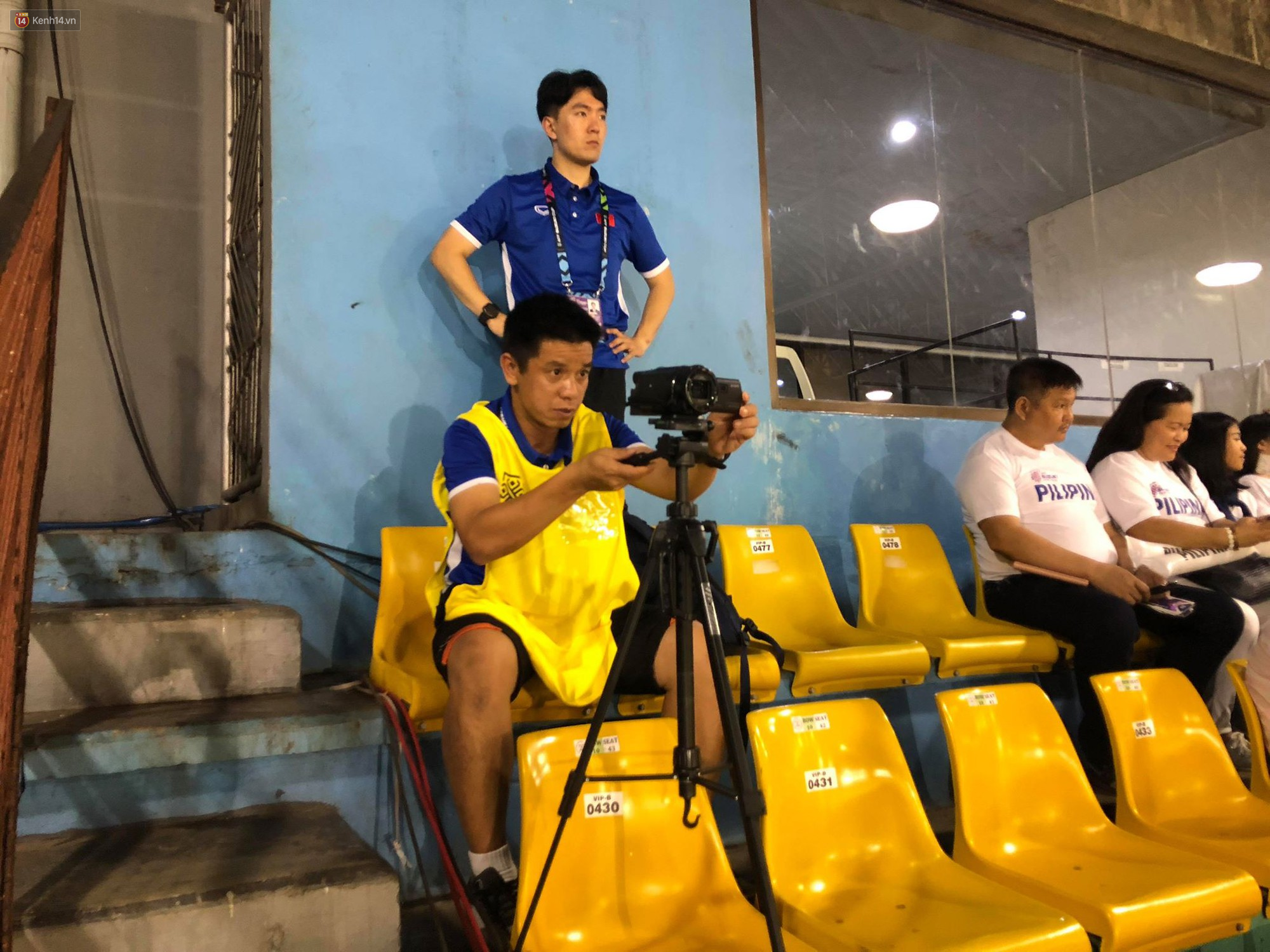 Không ngủ quên sau trận thắng Philippines, trợ lý Hàn Quốc điển trai của tuyển Việt Nam ngồi bệt ngay tại sân bay phân tích đối thủ-6
