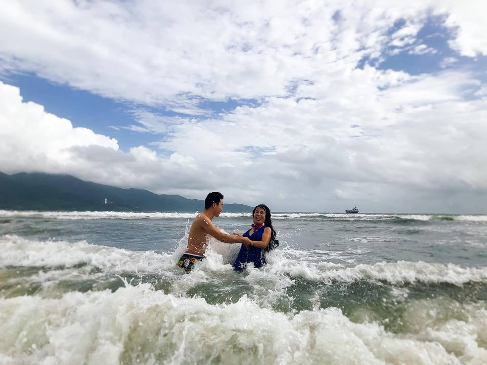 Chả ngại hôn công khai còn khoe ảnh ôm ấp tắm biển, dân mạng ngán tận cổ với cô dâu 61 tuổi: Bình yên hưởng hạnh phúc đi-2