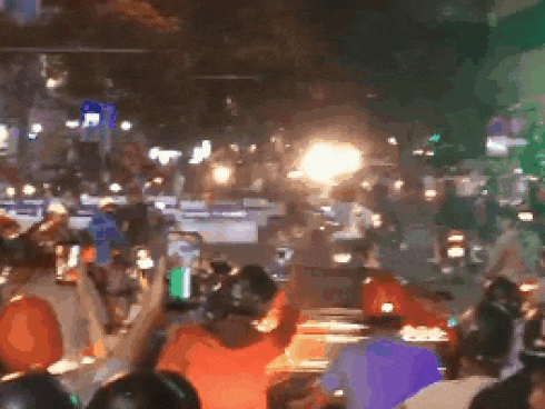 CLip: Siêu xe Lamborghini bất ngờ bốc cháy giữa dòng bão ăn mừng ĐT Việt Nam-1