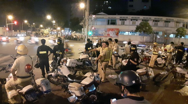 Trắng đêm chặn bão sau trận thắng của đội tuyển Việt Nam trước Philippines-8