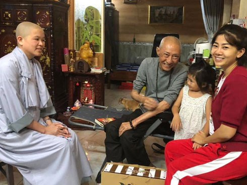 Đang phải chịu các tác dụng phụ của thuốc, Mai Phương vẫn dẫn con gái đến thăm nghệ sĩ Lê Bình