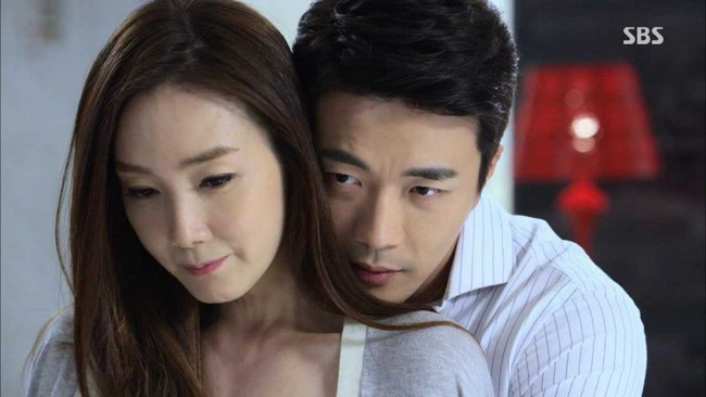 Ôm hôn chồng trong bếp bị mẹ chồng bắt gặp, hành động này của bà khiến nàng dâu muối mặt-1