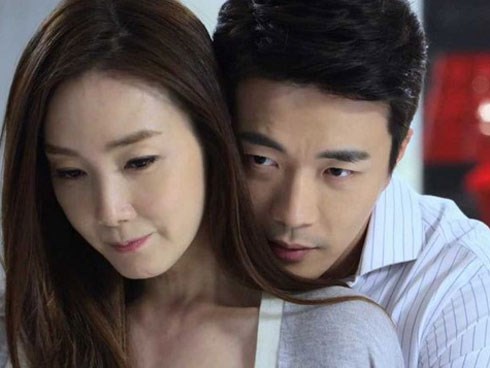 Ôm hôn chồng trong bếp bị mẹ chồng bắt gặp, hành động này của bà khiến nàng dâu muối mặt