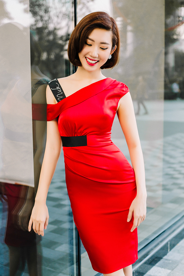 Thúy Ngân khoe thời trang đúng chuẩn hoa hậu-14