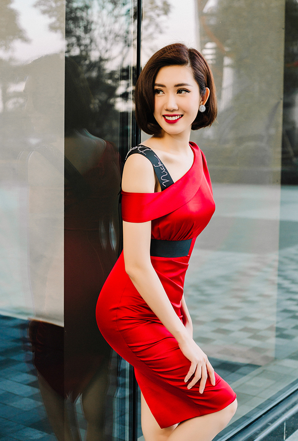 Thúy Ngân khoe thời trang đúng chuẩn hoa hậu-15