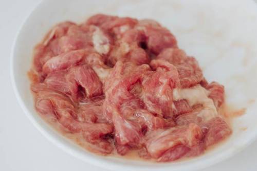 Thịt lợn xào nấm rẻ tiền mà ngon khiến nhiều người phải hối hận vì trước đây chưa từng làm-1