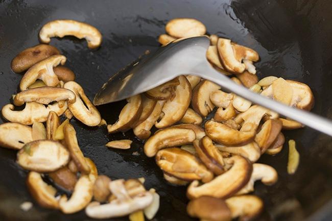 Thịt lợn xào nấm rẻ tiền mà ngon khiến nhiều người phải hối hận vì trước đây chưa từng làm-3