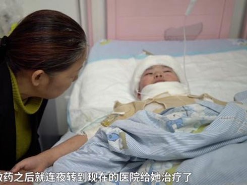 Bé gái 7 tuổi bỏng nặng vì mẹ đổ nước sôi vào người, hé lộ bi kịch gia đình