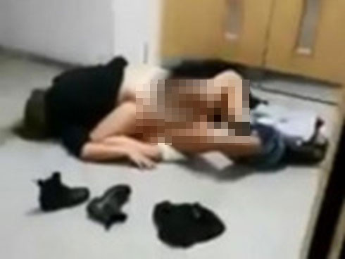 Cặp đôi vô tư ân ái trên vỉa hè, dùng tấm áo mỏng che phần dưới vẫn bị lên án-2