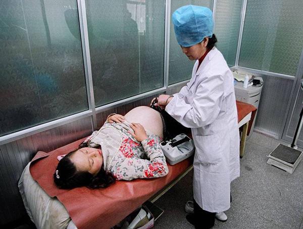 Nghe lời mẹ chồng chăm đi bộ cho dễ đẻ, bà bầu 8 tháng bị bác sĩ mắng té tát-2