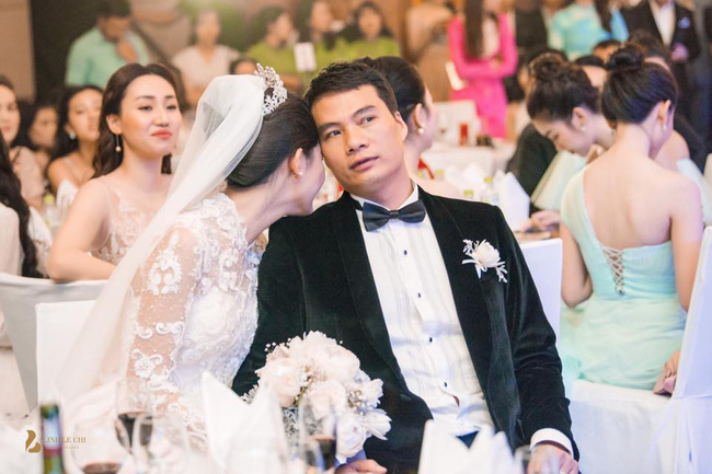 Chùm ảnh vừa tiết lộ: Á hậu Thanh Tú nũng nịu, tựa đầu đầy tình cảm vào vai chồng đại gia hơn 16 tuổi-1