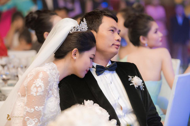 Chùm ảnh vừa tiết lộ: Á hậu Thanh Tú nũng nịu, tựa đầu đầy tình cảm vào vai chồng đại gia hơn 16 tuổi-5