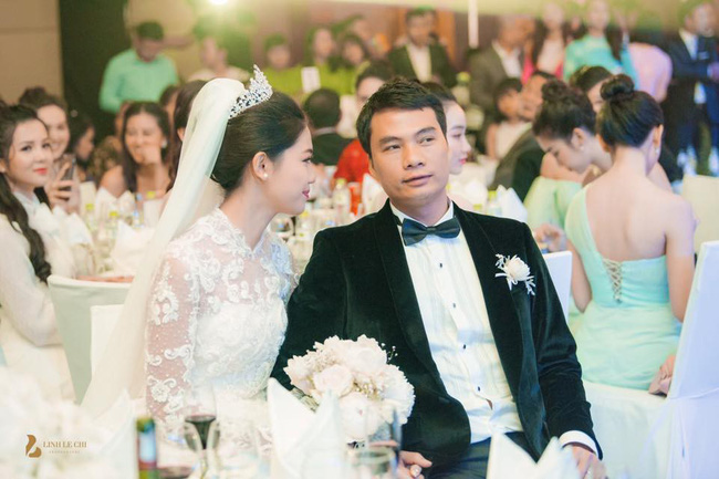 Chùm ảnh vừa tiết lộ: Á hậu Thanh Tú nũng nịu, tựa đầu đầy tình cảm vào vai chồng đại gia hơn 16 tuổi-6