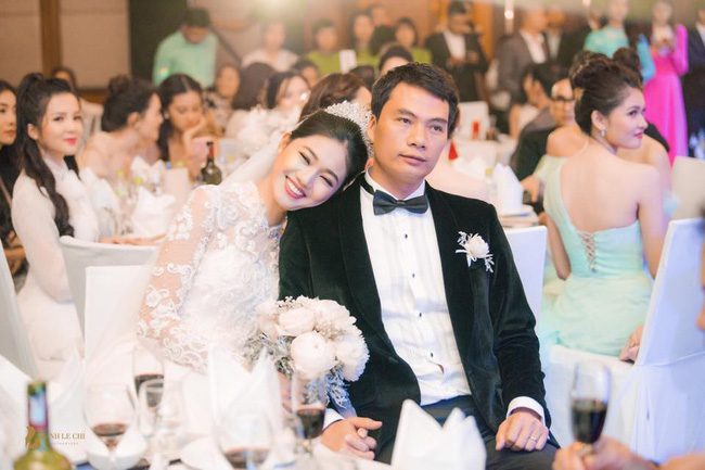 Chùm ảnh vừa tiết lộ: Á hậu Thanh Tú nũng nịu, tựa đầu đầy tình cảm vào vai chồng đại gia hơn 16 tuổi-8