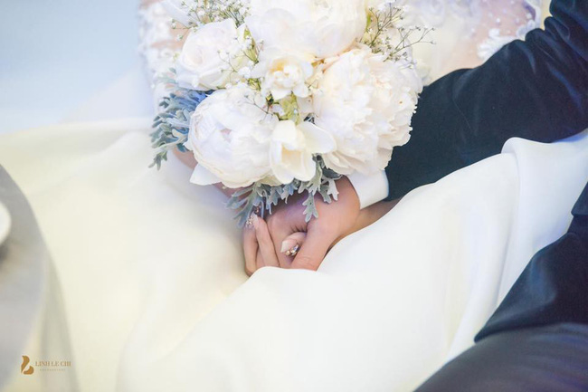 Chùm ảnh vừa tiết lộ: Á hậu Thanh Tú nũng nịu, tựa đầu đầy tình cảm vào vai chồng đại gia hơn 16 tuổi-9