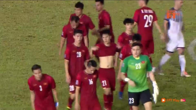 Khoảnh khắc quý hiếm AFF Cup: Chờ cả thanh xuân để thấy Đình Trọng bỏ sơ vin-1