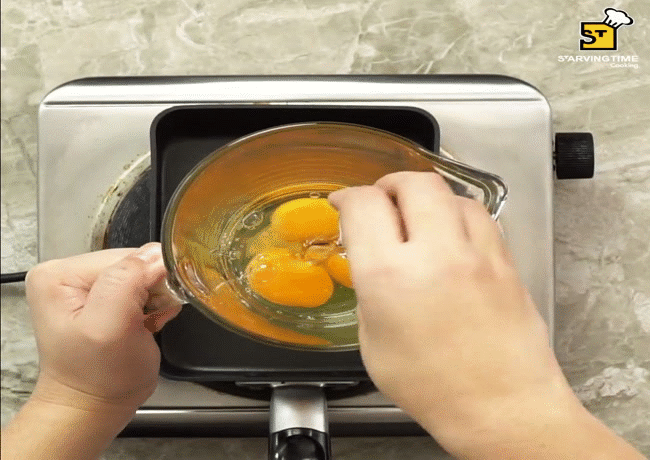 Có ai ngờ rán trứng cuộn xong làm thêm một bước đơn giản nữa là nâng tầm món ăn thành siêu phẩm trong nháy mắt-1