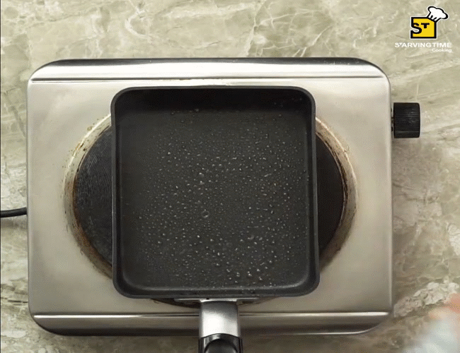 Có ai ngờ rán trứng cuộn xong làm thêm một bước đơn giản nữa là nâng tầm món ăn thành siêu phẩm trong nháy mắt-2