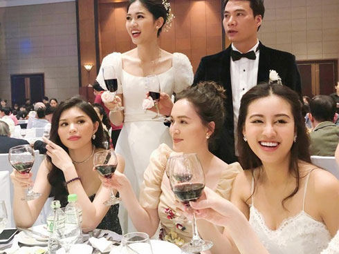 Ngoài 40 tuổi, chồng đại gia của Á hậu Thanh Tú vẫn nhí nhảnh với vợ trẻ thế này-6