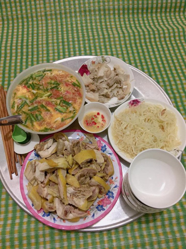 Thấy mâm cơm vợ nấu thiếu 1 một thứ quan trọng, chồng trẻ góp ý bằng cách cực tâm lý khiến chị em ngưỡng mộ-1