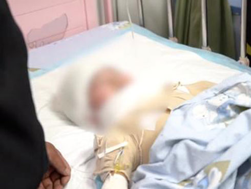 Ông bố mất nhân tính dội nước sôi vào người con gái nhưng lý do mới khiến người đời phẫn nộ, cảnh sát truy lùng-3