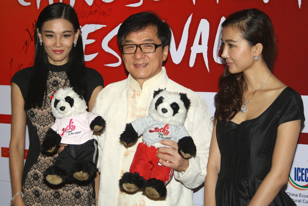 Quá khứ trác táng, qua đêm với hàng tá gái mại dâm của Thành Long-4