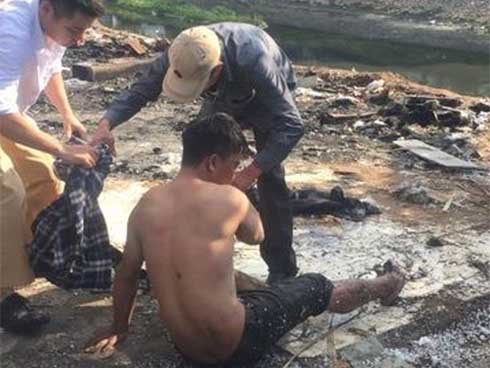 Người đàn ông nghi ngáo đá nhảy xuống sông Tô Lịch, may mắn được công an và người dân cứu sống