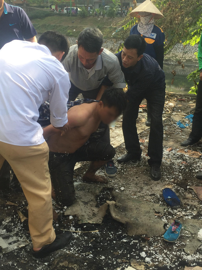 Người đàn ông nghi ngáo đá nhảy xuống sông Tô Lịch, may mắn được công an và người dân cứu sống-1