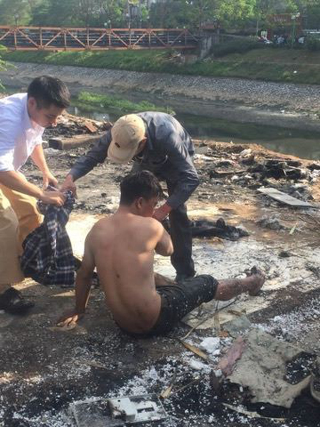 Người đàn ông nghi ngáo đá nhảy xuống sông Tô Lịch, may mắn được công an và người dân cứu sống-2