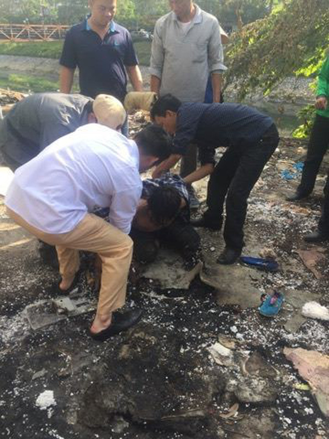 Người đàn ông nghi ngáo đá nhảy xuống sông Tô Lịch, may mắn được công an và người dân cứu sống-3