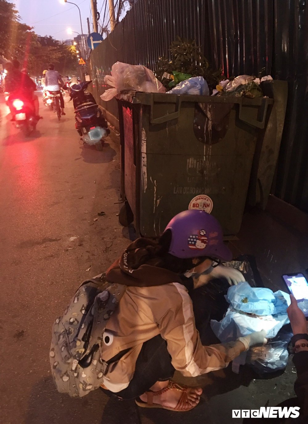 Chuyện về những người điên trong hành trình thu nhặt xác thai nhi-2