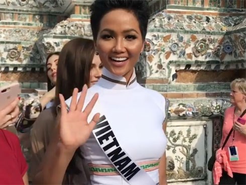 Clip: Giữa dàn thí sinh Miss Universe, H’Hen Niê tự tin trổ tài nói tiếng Thái khiến người dân hò hét phấn khích