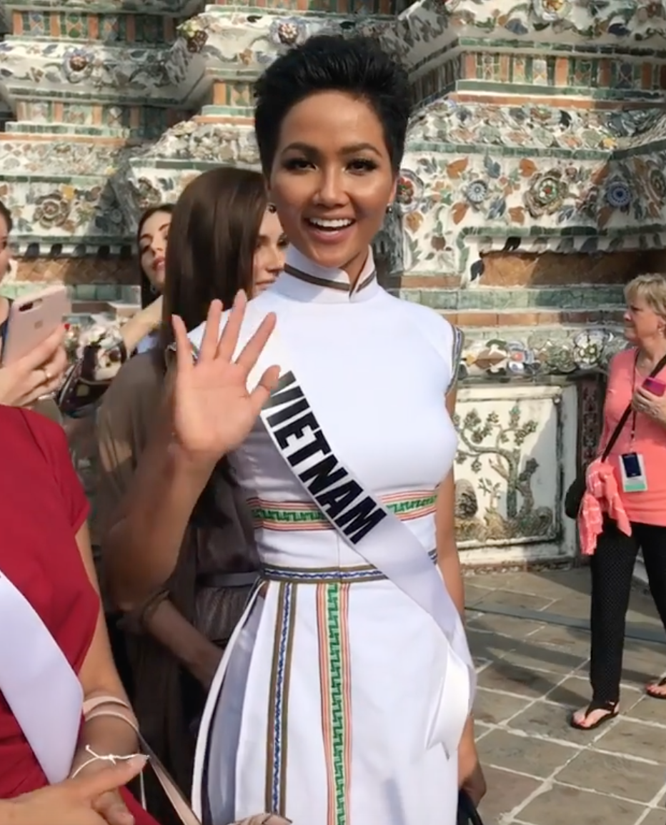 Clip: Giữa dàn thí sinh Miss Universe, H’Hen Niê tự tin trổ tài nói tiếng Thái khiến người dân hò hét phấn khích-3